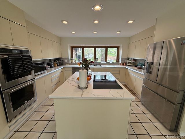275 Pine Ridge Drive, Bloomfield Hills, MI 48304