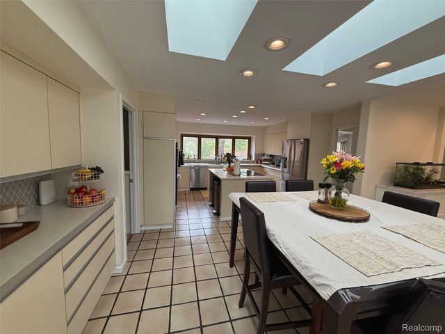 275 Pine Ridge Drive, Bloomfield Hills, MI 48304
