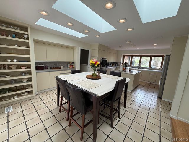 275 Pine Ridge Drive, Bloomfield Hills, MI 48304