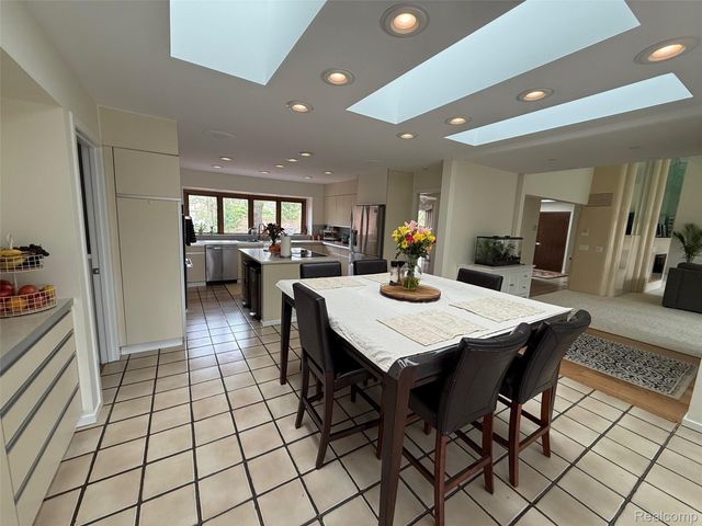275 Pine Ridge Drive, Bloomfield Hills, MI 48304