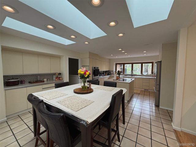 275 Pine Ridge Drive, Bloomfield Hills, MI 48304