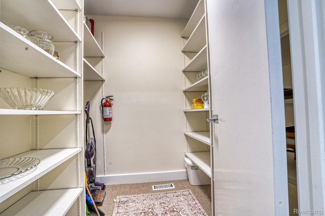 275 Pine Ridge Drive, Bloomfield Hills, MI 48304