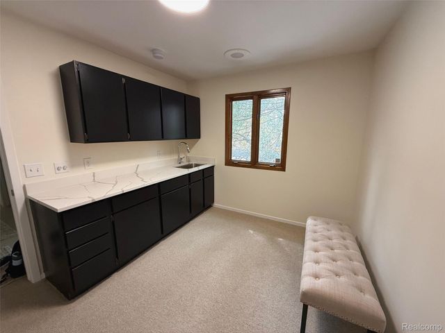275 Pine Ridge Drive, Bloomfield Hills, MI 48304