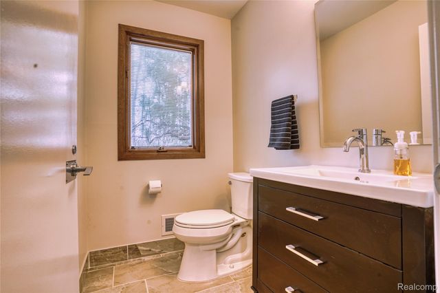275 Pine Ridge Drive, Bloomfield Hills, MI 48304