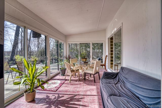 275 Pine Ridge Drive, Bloomfield Hills, MI 48304