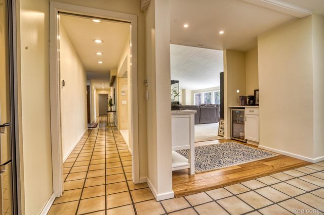 275 Pine Ridge Drive, Bloomfield Hills, MI 48304