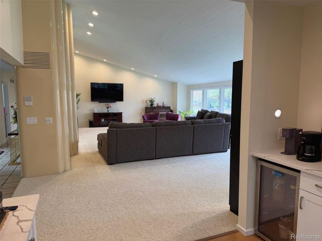 275 Pine Ridge Drive, Bloomfield Hills, MI 48304