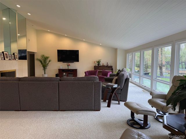 275 Pine Ridge Drive, Bloomfield Hills, MI 48304