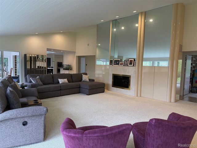275 Pine Ridge Drive, Bloomfield Hills, MI 48304
