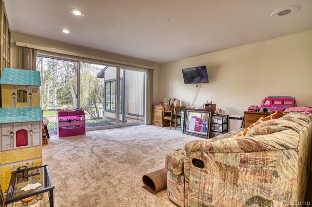 275 Pine Ridge Drive, Bloomfield Hills, MI 48304