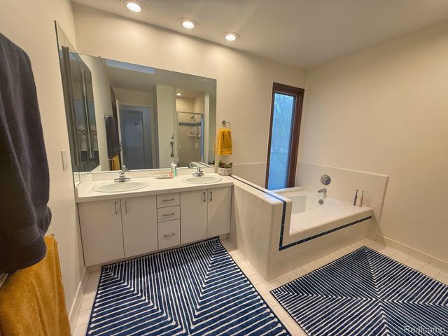275 Pine Ridge Drive, Bloomfield Hills, MI 48304