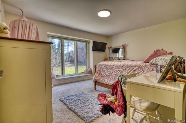 275 Pine Ridge Drive, Bloomfield Hills, MI 48304