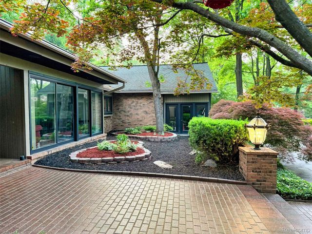 275 Pine Ridge Drive, Bloomfield Hills, MI 48304
