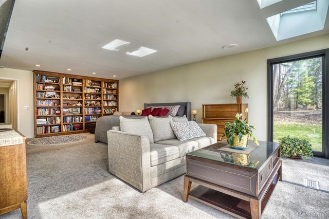275 Pine Ridge Drive, Bloomfield Hills, MI 48304