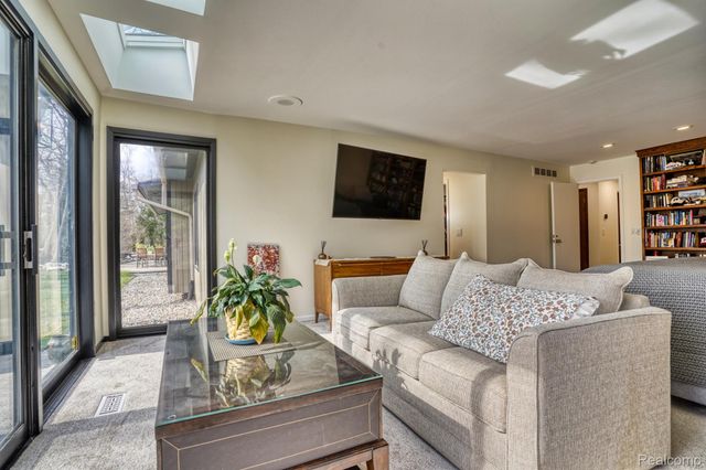 275 Pine Ridge Drive, Bloomfield Hills, MI 48304