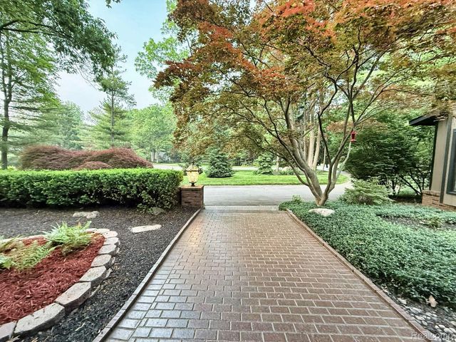 275 Pine Ridge Drive, Bloomfield Hills, MI 48304
