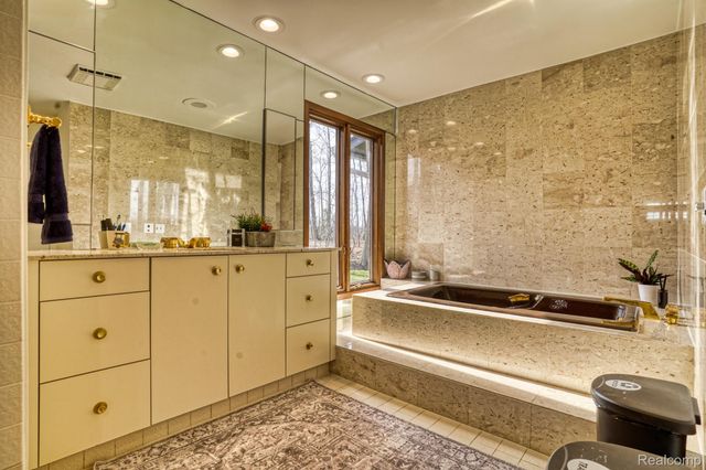 275 Pine Ridge Drive, Bloomfield Hills, MI 48304
