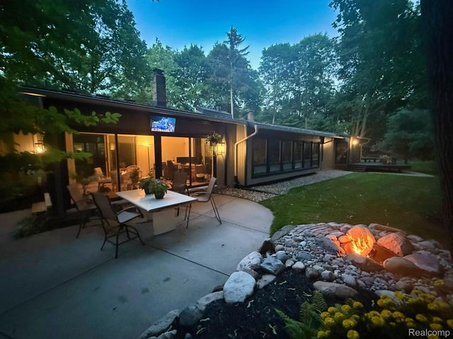 275 Pine Ridge Drive, Bloomfield Hills, MI 48304