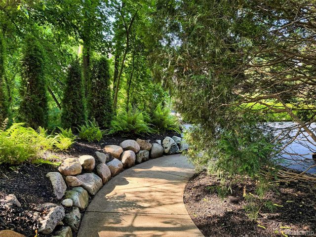 275 Pine Ridge Drive, Bloomfield Hills, MI 48304