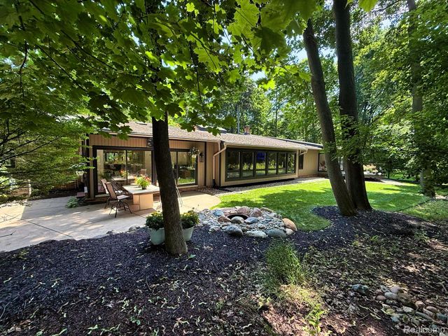 275 Pine Ridge Drive, Bloomfield Hills, MI 48304