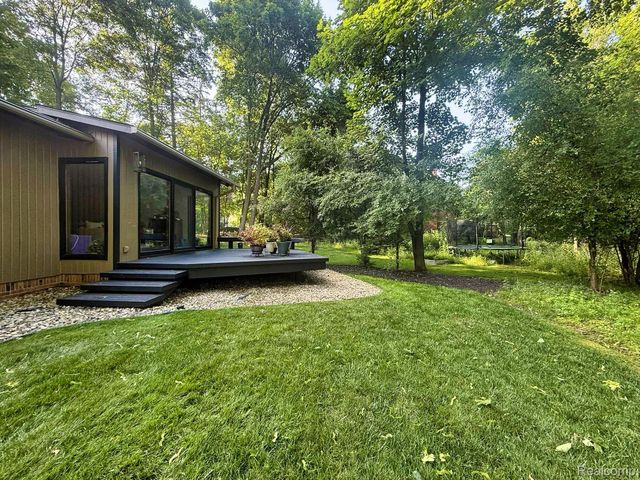 275 Pine Ridge Drive, Bloomfield Hills, MI 48304