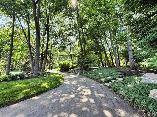 275 Pine Ridge Drive, Bloomfield Hills, MI 48304