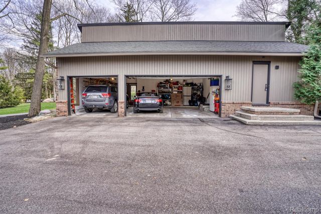 275 Pine Ridge Drive, Bloomfield Hills, MI 48304