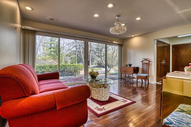 275 Pine Ridge Drive, Bloomfield Hills, MI 48304