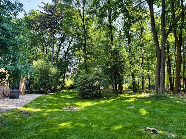 275 Pine Ridge Drive, Bloomfield Hills, MI 48304