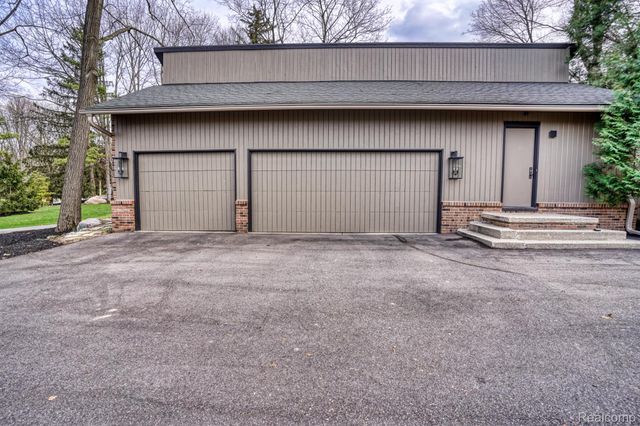 275 Pine Ridge Drive, Bloomfield Hills, MI 48304