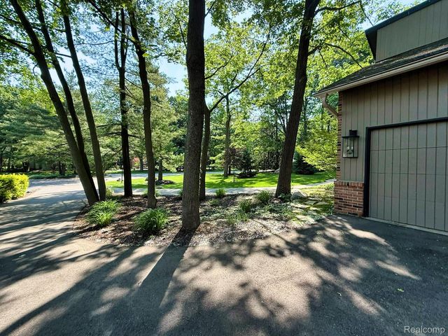 275 Pine Ridge Drive, Bloomfield Hills, MI 48304