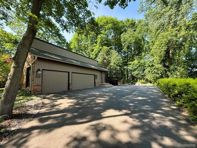 275 Pine Ridge Drive, Bloomfield Hills, MI 48304