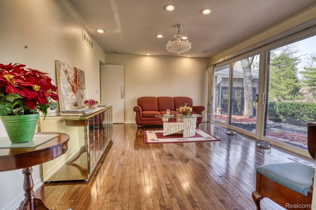 275 Pine Ridge Drive, Bloomfield Hills, MI 48304