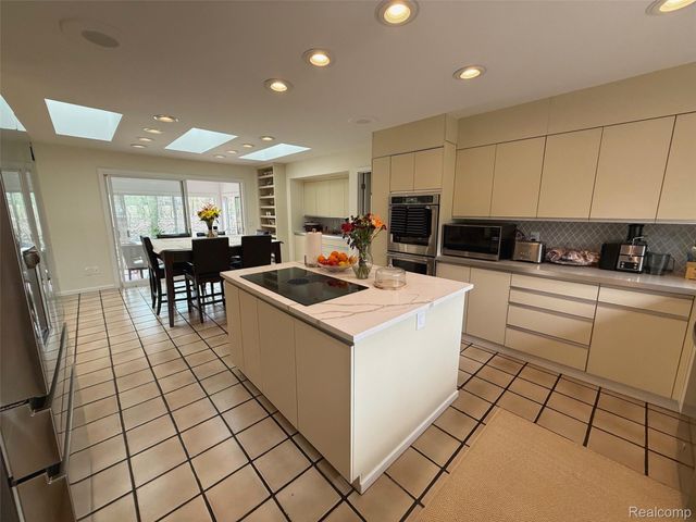 275 Pine Ridge Drive, Bloomfield Hills, MI 48304