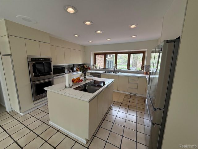 275 Pine Ridge Drive, Bloomfield Hills, MI 48304