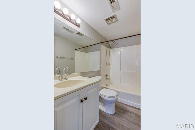 1464 Hawks Nest Court 27, St Charles, MO 63303