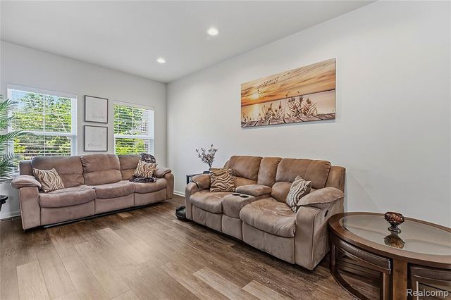 561 Parkdale Lane, Ferndale, MI 48220