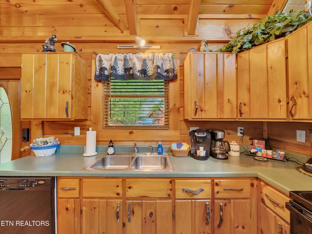 1806 Mossy Tr, Sevierville, TN 37876
