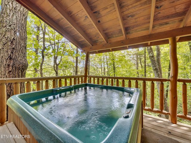 1806 Mossy Tr, Sevierville, TN 37876
