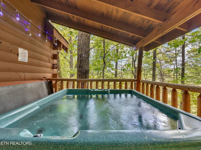1806 Mossy Tr, Sevierville, TN 37876