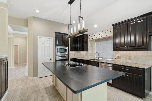 900 Muirfield Drive, Mansfield, TX 76063