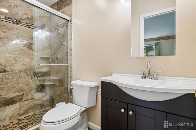 12 Palm Court, Edison, NJ 08820