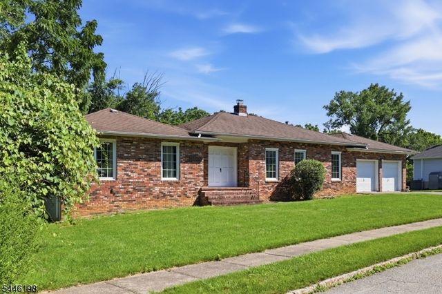 12 Aldersgate Cir, Mount Olive Twp., NJ 07828