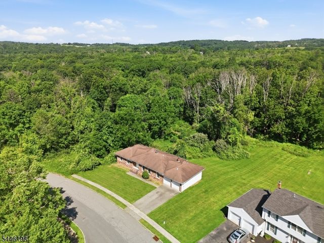 12 Aldersgate Cir, Mount Olive Twp., NJ 07828