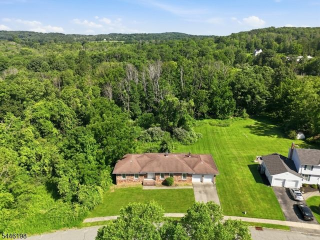 12 Aldersgate Cir, Mount Olive Twp., NJ 07828