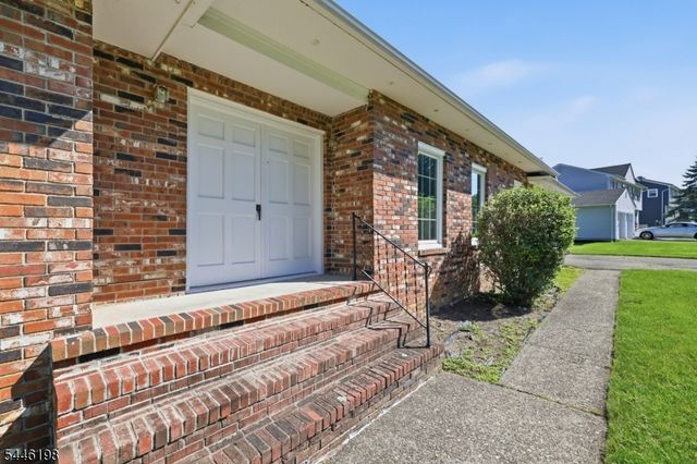 12 Aldersgate Cir, Mount Olive Twp., NJ 07828