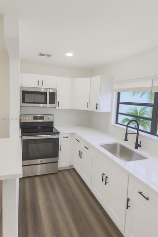 417 NW 2nd Avenue 9, Hallandale Beach, FL 33009