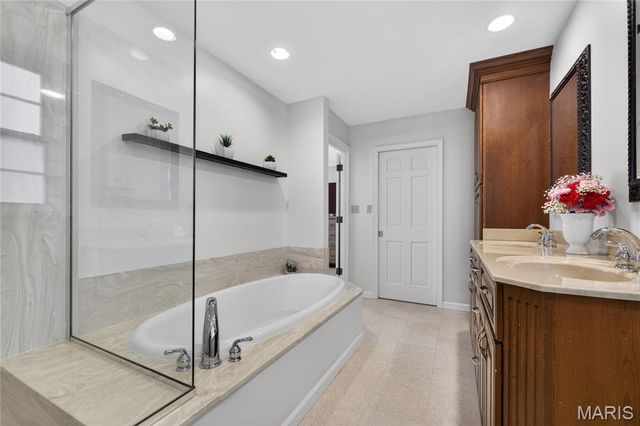 12847 Haw Thicket Lane, Des Peres, MO 63131
