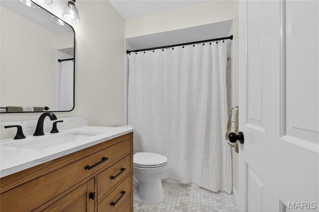 12847 Haw Thicket Lane, Des Peres, MO 63131