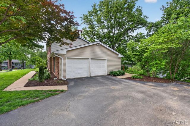 12847 Haw Thicket Lane, Des Peres, MO 63131